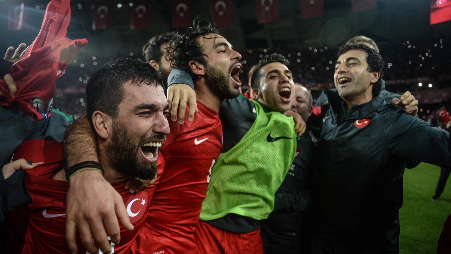 Arda Turan celebra con sus compañeros la clasificación de Turquía para la Eurocopa 2016 Arda Turan celebra con sus compañeros la clasificación de Turquía para la Eurocopa 2016