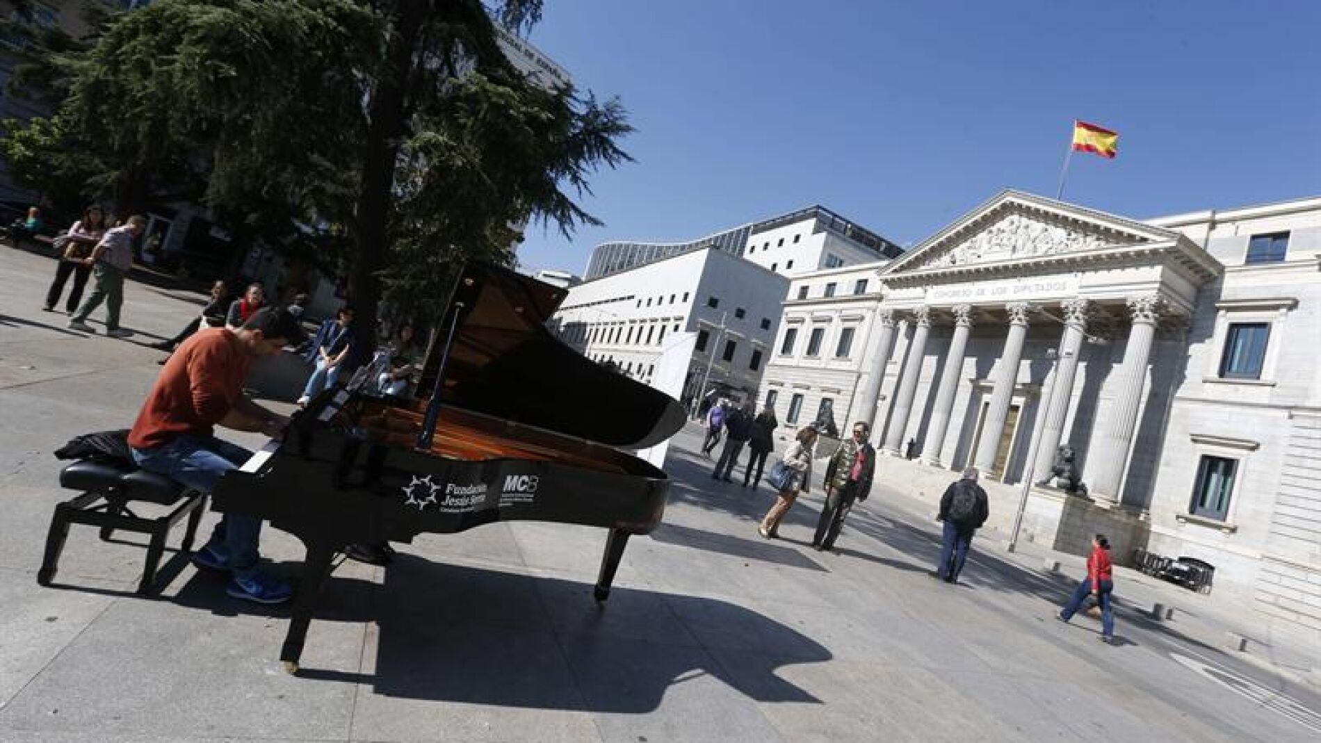 Un piano instalado frente al Congreso de los Diputados.