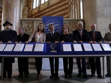 El presidente del grupo Planeta junto a los miembros del jurado