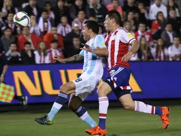 Tévez lucha por un balón con Pablo Aguilar Tévez lucha por un balón con Pablo Aguilar