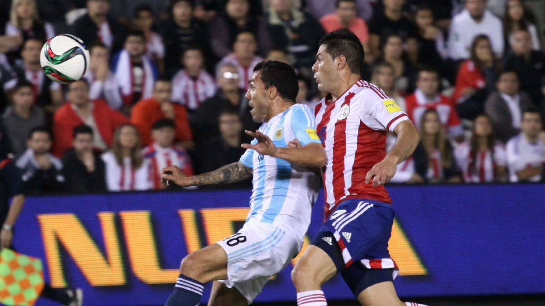 T&eacute;vez lucha por un bal&oacute;n con Pablo Aguilar