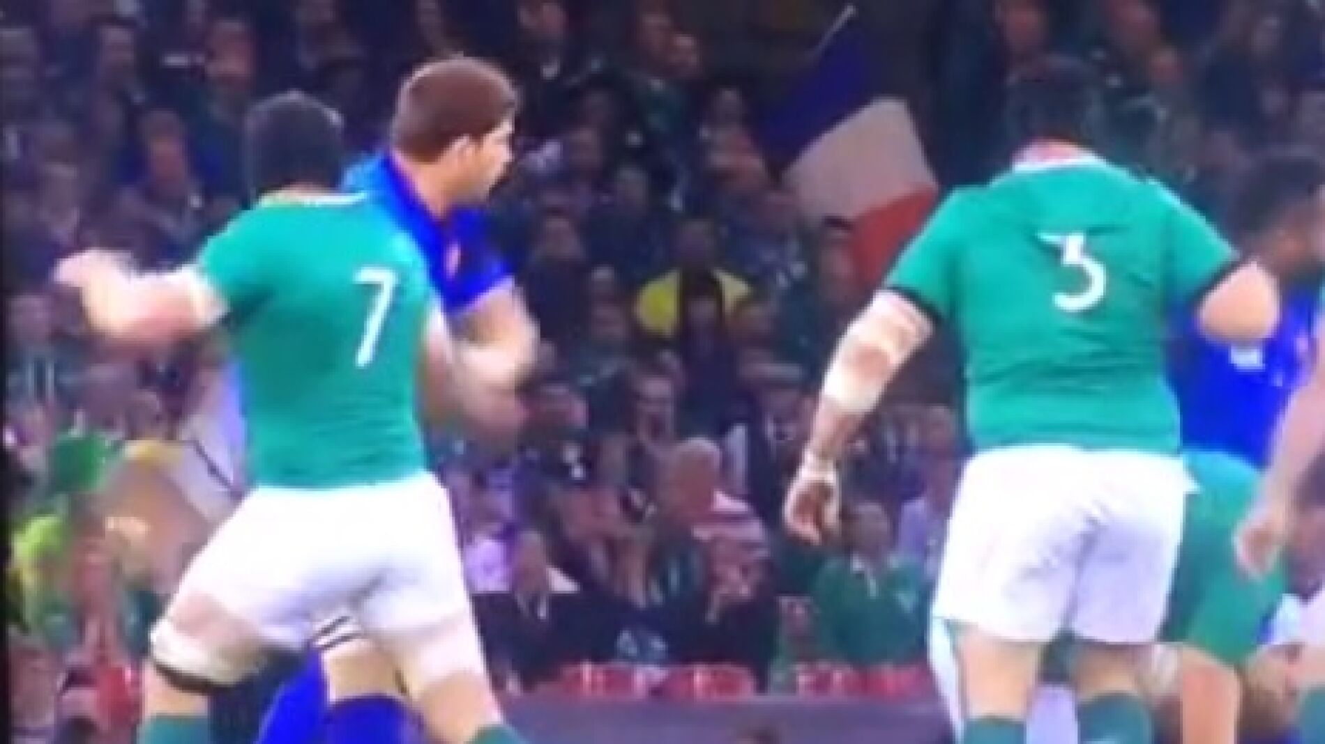 Momento en el que O'Brien da un pu&ntilde;etazo a Pascal Pap&eacute;