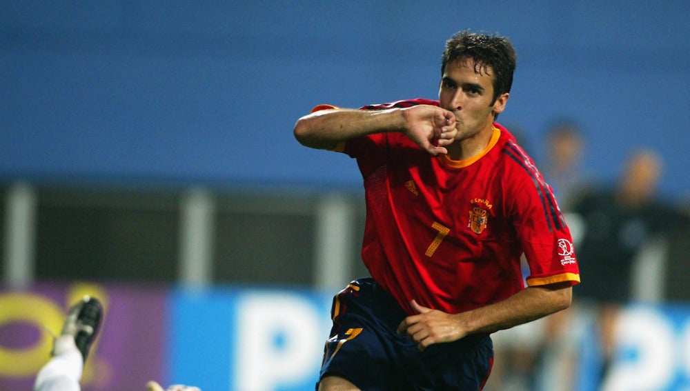 Raúl González celebra un gol con la Selección