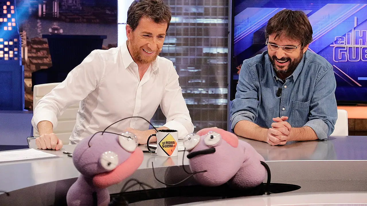 Jordi ÉvolJordi Évole juega con las hormigase juega con las hormigas