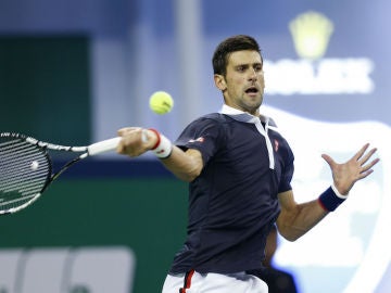 Djokovic golpea una pelota en Shanghái