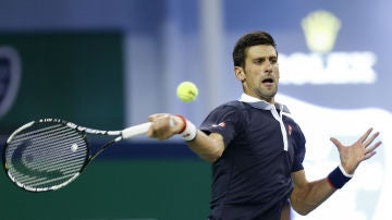 Djokovic golpea una pelota en Shanghái