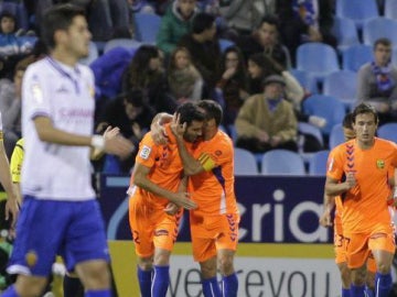 Los jugadores del Llagostera celebran un gol ante el Zaragoza