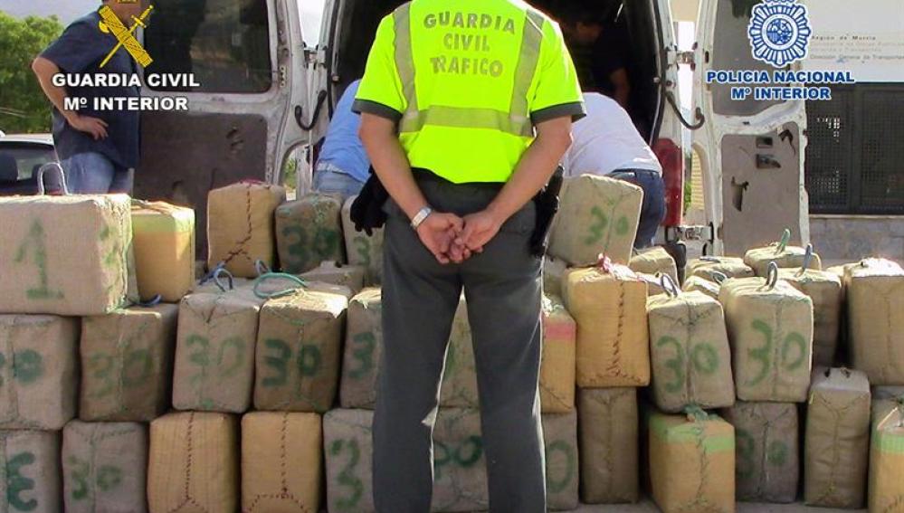 Un guardia civil, frente a fardos de hachís intervenidos