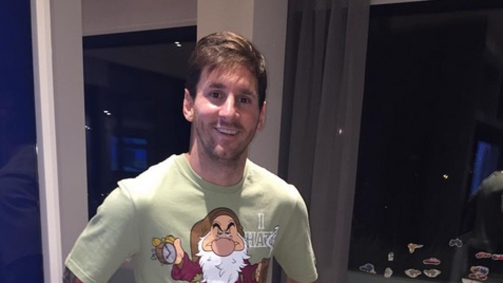 Luis Suárez regala a Messi el pijama del 'enanito gruñón'