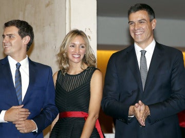 Albert Rivera y su pareja con Pedro Sánchez