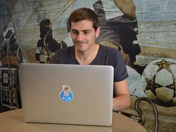 Iker Casillas, contestando a las preguntas de los aficionados del Oporto Iker Casillas, contestando a las preguntas de los aficionados del Oporto