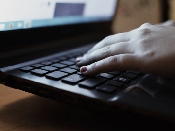 Una persona tecleando en un ordenador