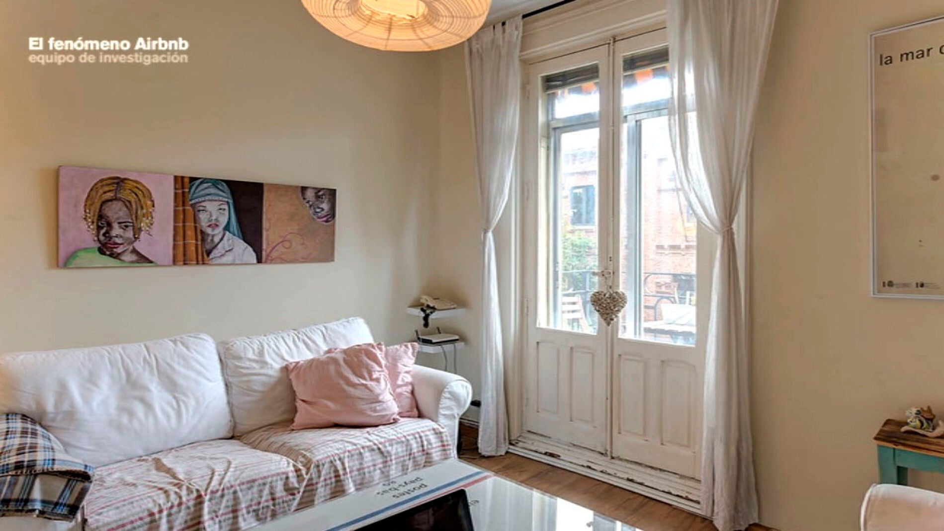 Joel Carpenter posa con su nueva mascota Sadie.