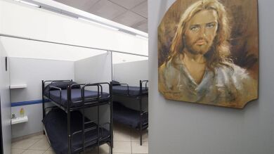 El papa visita el nuevo albergue para los sin techo de Roma