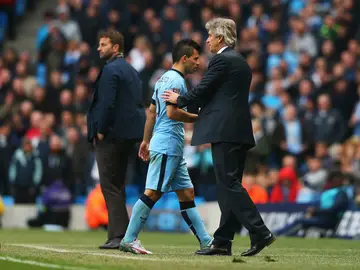 Agüero se marcha de un partido con el City tras lesionarse Agüero se marcha de un partido con el City tras lesionarse