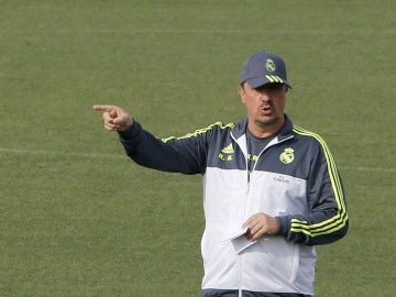 Rafa Benítez en el entrenamiento en Valdebebas