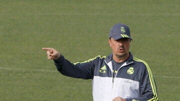 Rafa Benítez en el entrenamiento en Valdebebas