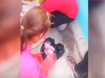 Un bebé rescatado de una bolsa de basura en Filipinas.