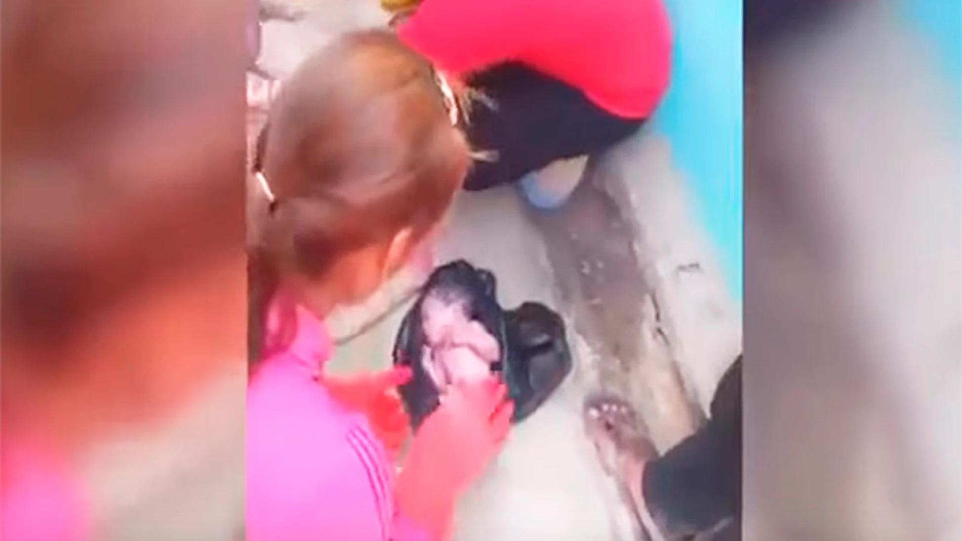 Un bebé rescatado de una bolsa de basura en Filipinas. Un bebé rescatado de una bolsa de basura en Filipinas.