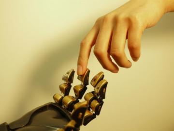 Una mano robótica cubierta por una especie de "piel" artificial capaz de sentir