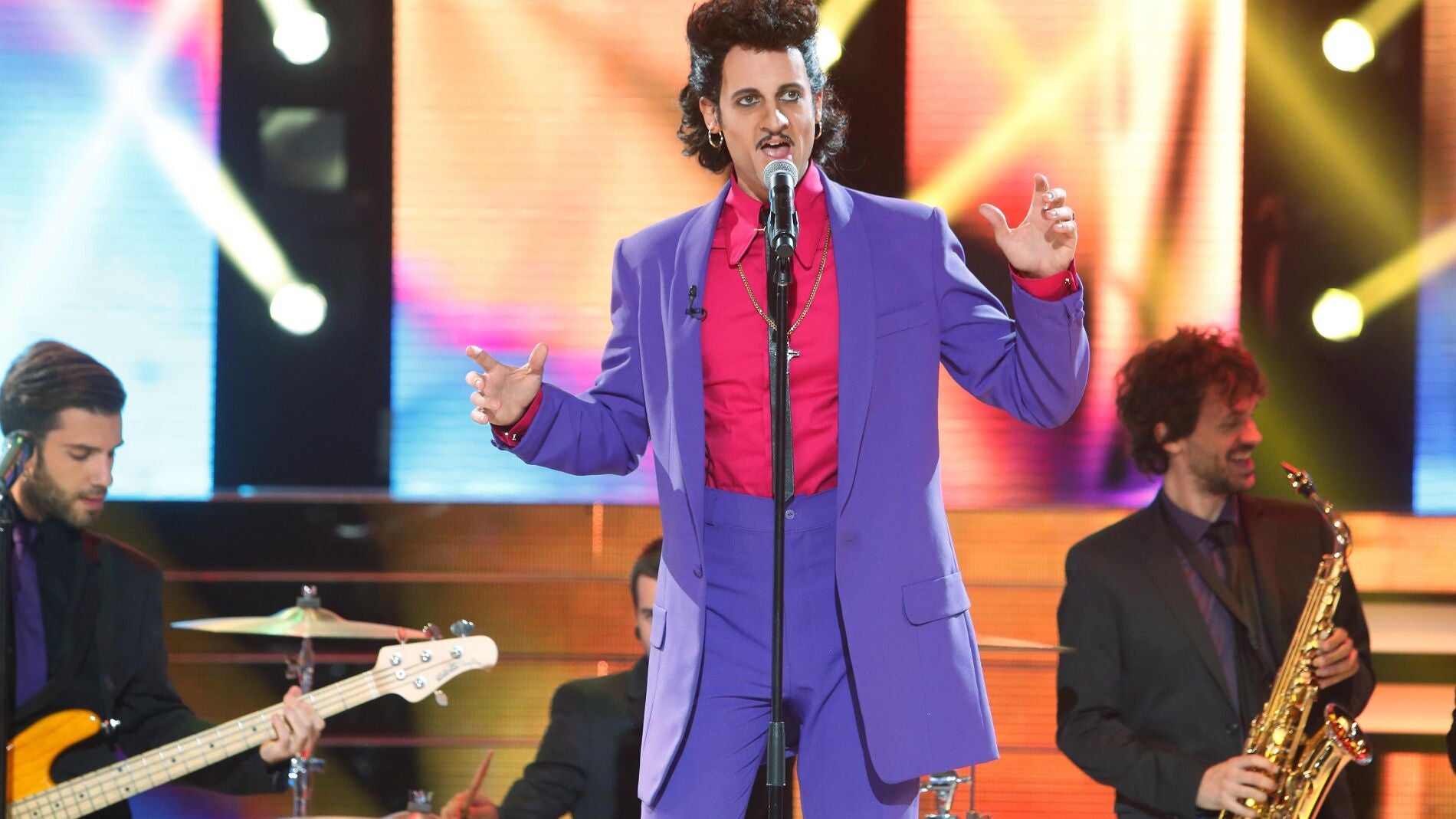 Edu Soto mueve las caderas al ritmo de 'Demasiado coraz&oacute;n', de Willy DeVille