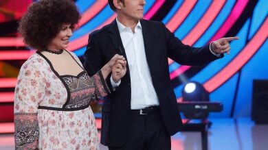 Vicky Larraz emociona al jurado con su imitación de Mocedades