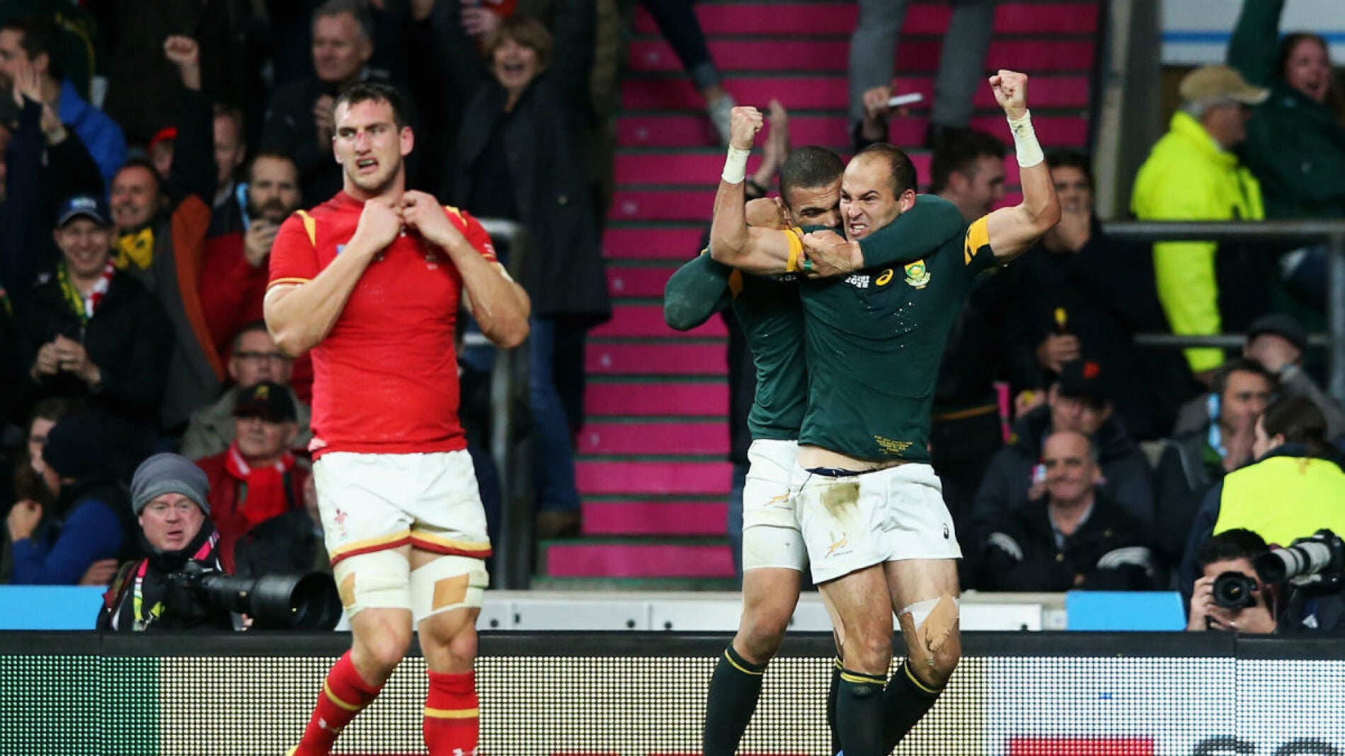 Fourie Du Preez celebra su decisivo ensayo ante el gales Warbuton