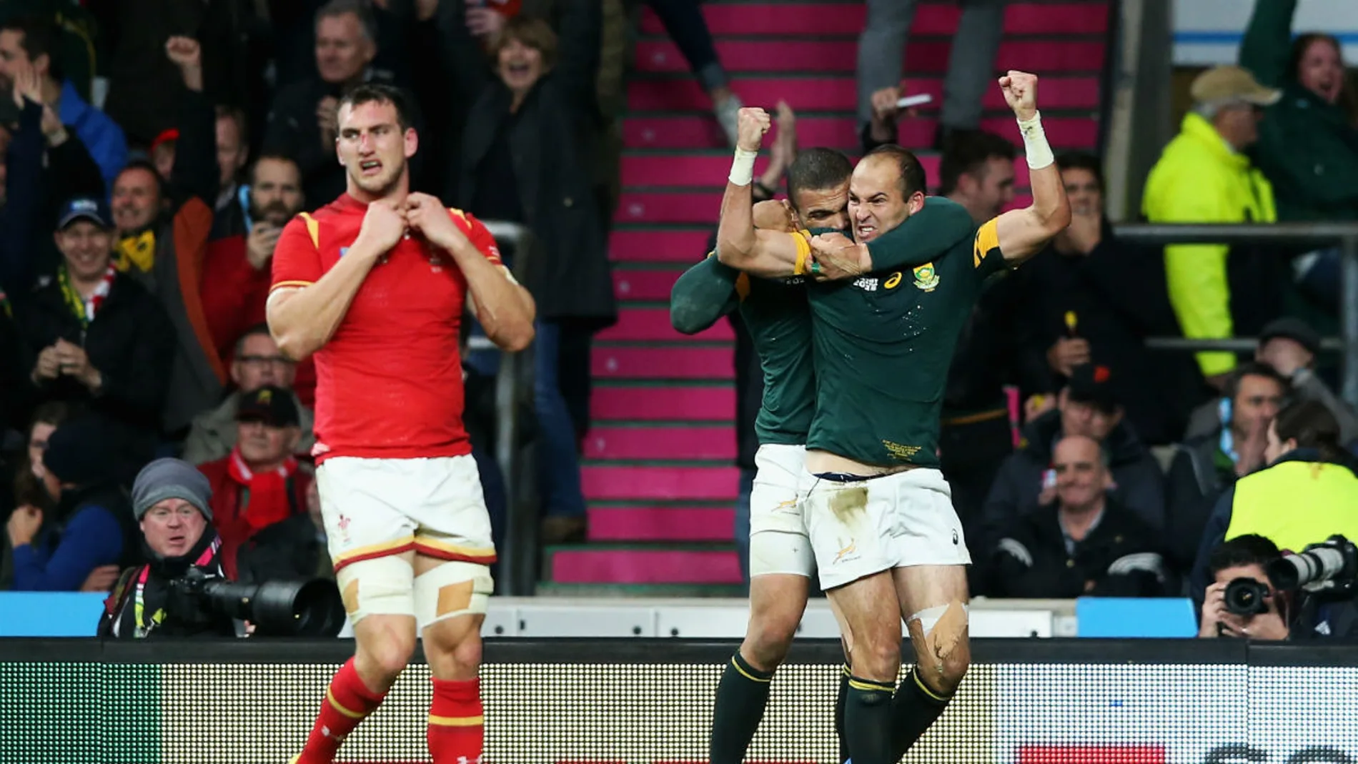 Fourie Du Preez celebra su decisivo ensayo ante el gales Warbuton Fourie Du Preez celebra su decisivo ensayo ante el gales Warbuton