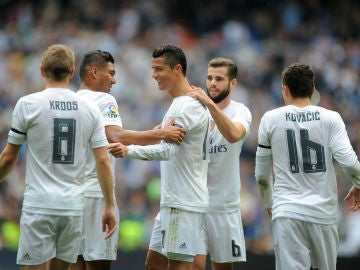 Cristiano es felicitado tras su gol al Levante