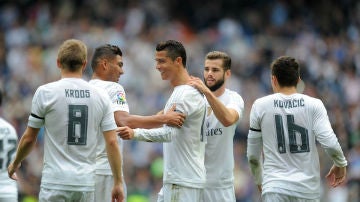 Cristiano es felicitado tras su gol al Levante