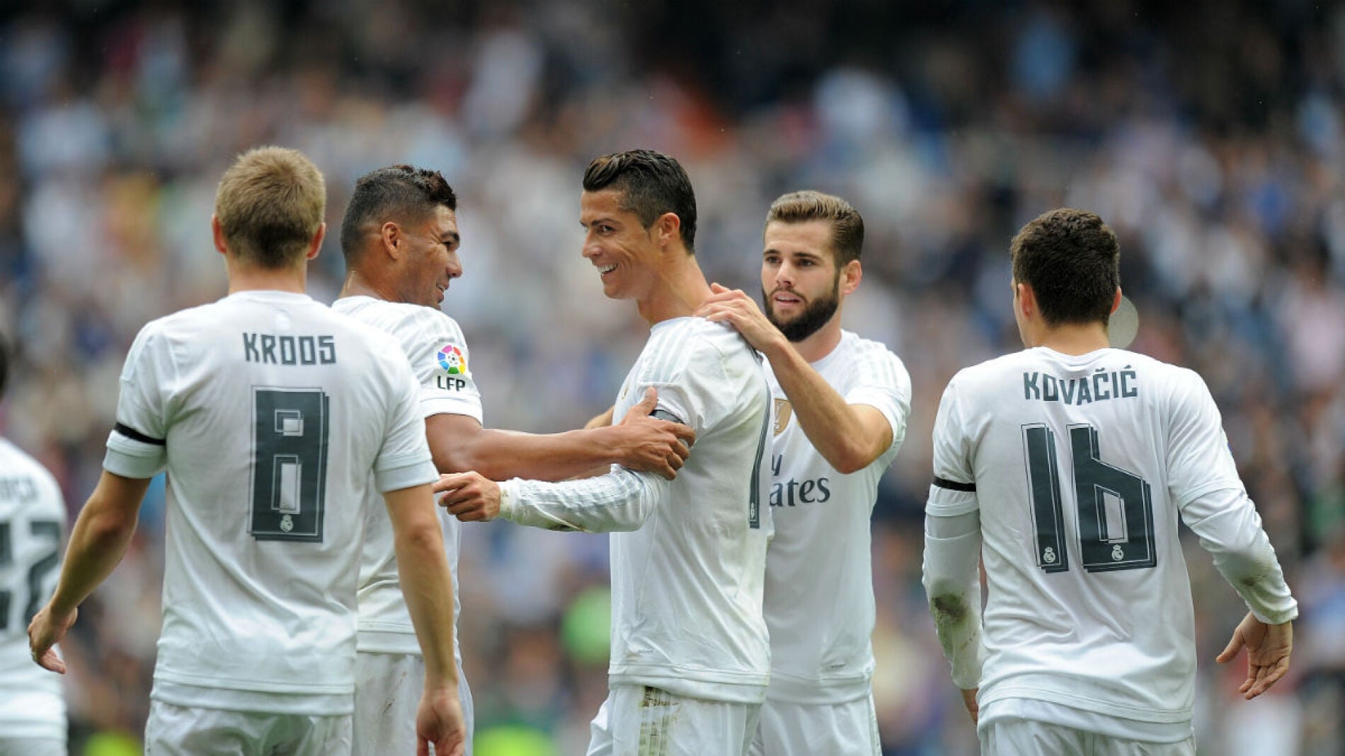 Cristiano es felicitado tras su gol al Levante