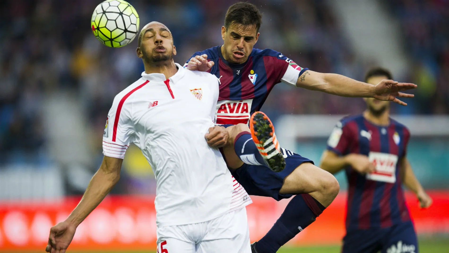 Disputa de balón en Ipurúa Disputa de balón en Ipurúa