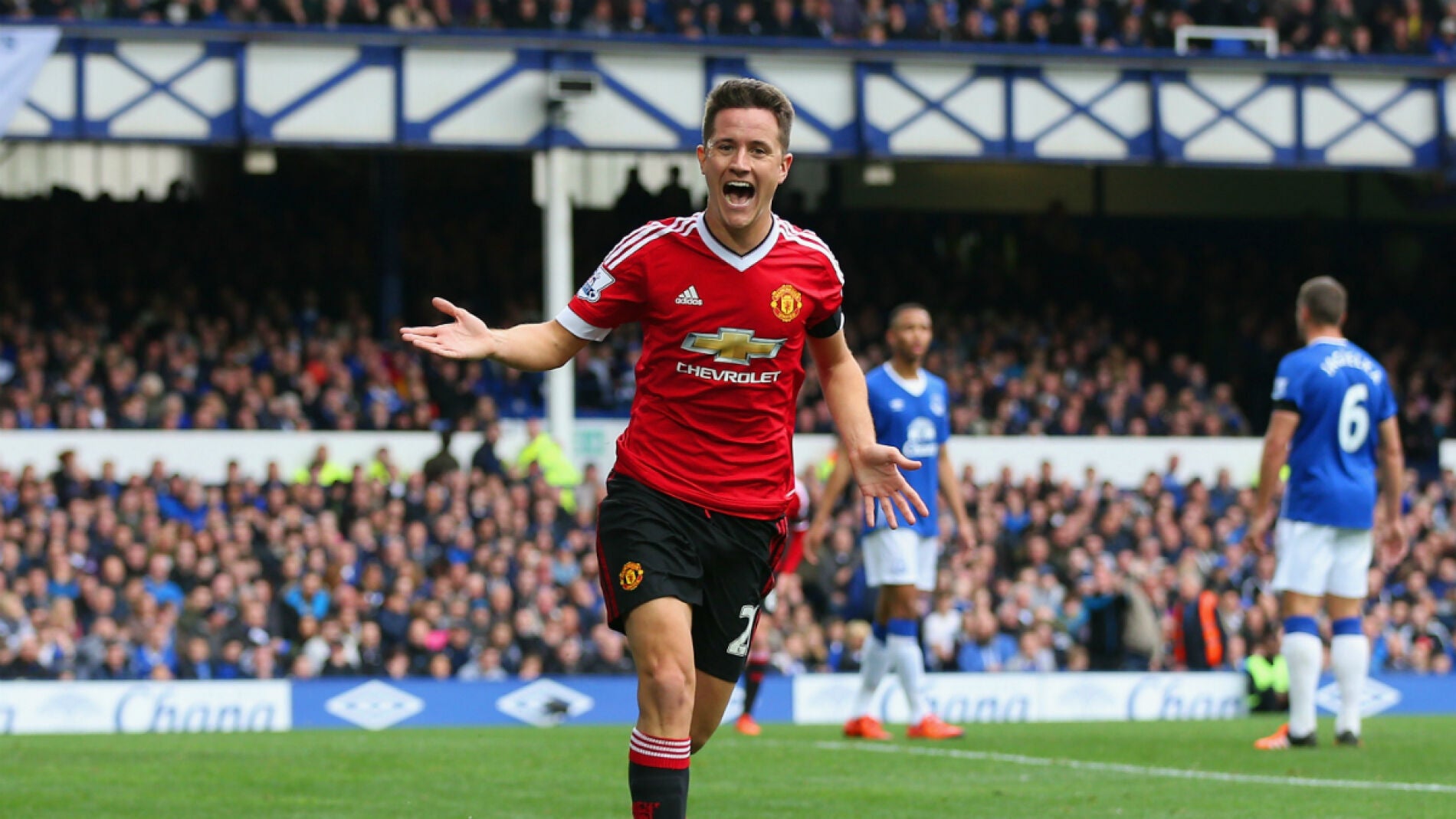 Ander Herrera celebra un gol con el Manchester United