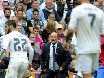 Rafa Benítez da instrucciones a sus jugadores