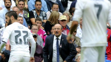 Rafa Benítez da instrucciones a sus jugadores