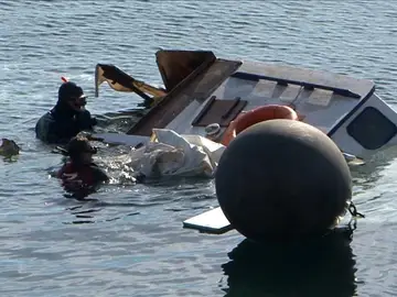 La guardia costera durante las maniobras de rescate La guardia costera durante las maniobras de rescate