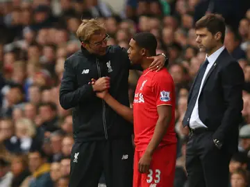 Jurgen Klopp da instrucciones a Jordon Ibe Jurgen Klopp da instrucciones a Jordon Ibe