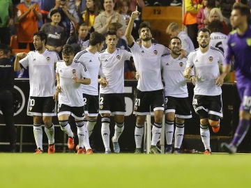 Los jugadores del Valencia celebran un gol ante el Málaga