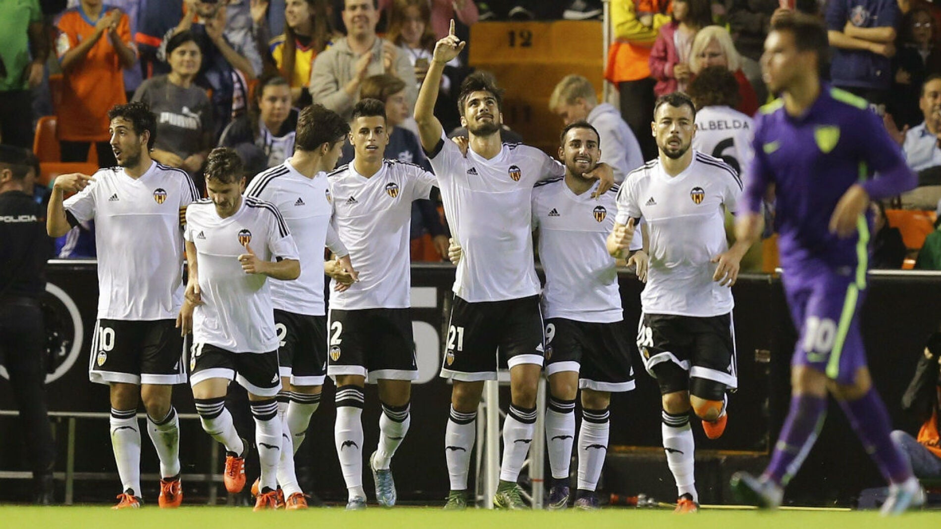 Los jugadores del Valencia celebran un gol ante el M&aacute;laga