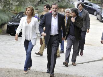 El presidente del Gobierno, Mariano Rajoy, junto a la secretaria general del PP, Dolores de Cospedal