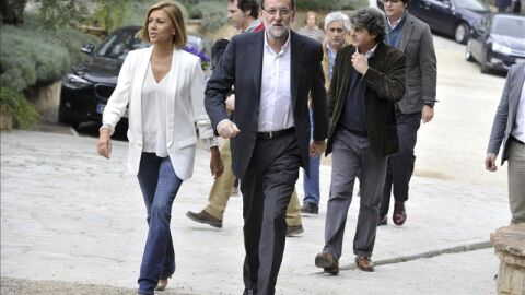 El presidente del Gobierno, Mariano Rajoy, junto a la secretaria general del PP, Dolores de Cospedal