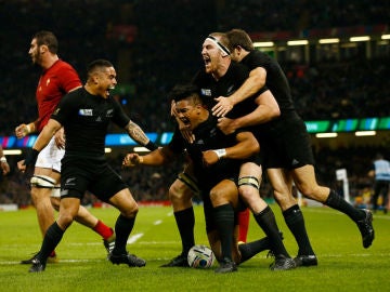 Julian Savea celebra un ensayo ante Francia