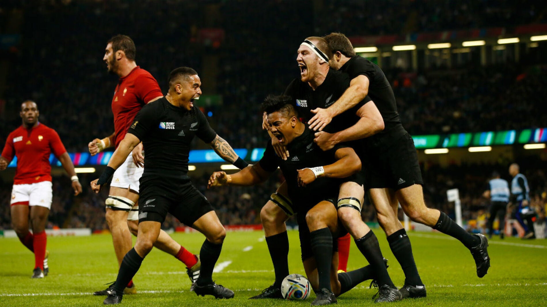 Julian Savea celebra un ensayo ante Francia