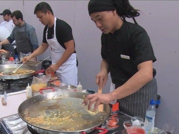 Cocineros de todo el mundo se reúnen en Pekín para hacer la mejor fideuá