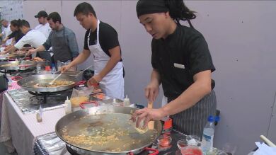 Nueve cocineros extranjeros compiten por hacer la mejor fideuá en Pekín