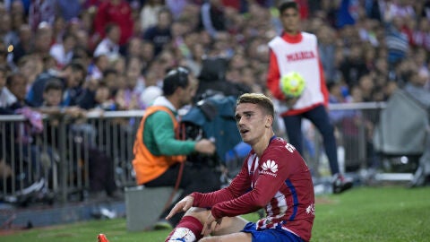 Griezmann, sentado en el c&eacute;sped