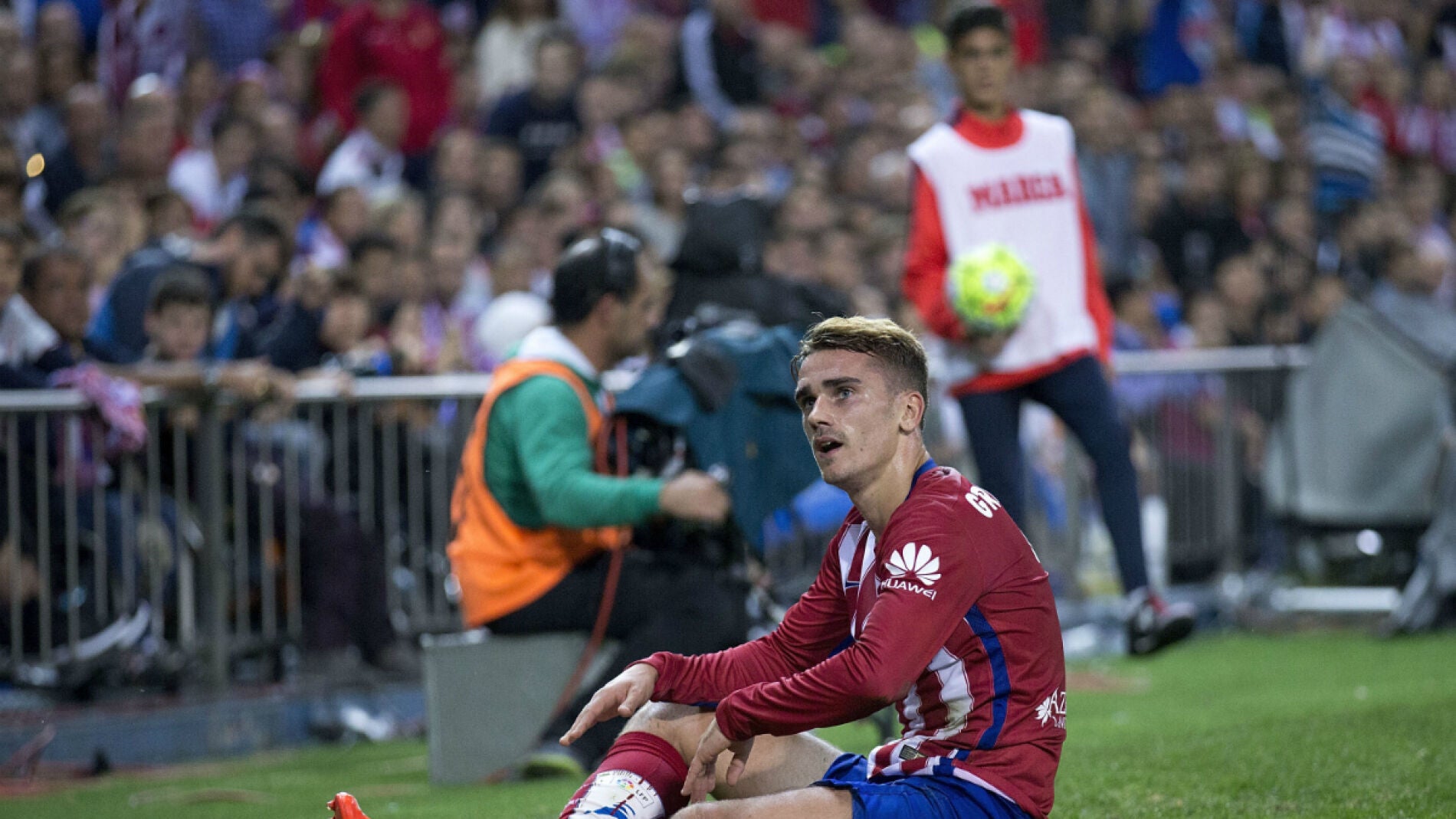 Griezmann, sentado en el c&eacute;sped