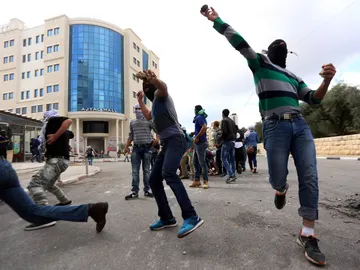 Manifestantes palestinos se enfrentan al ejército israelí Manifestantes palestinos se enfrentan al ejército israelí