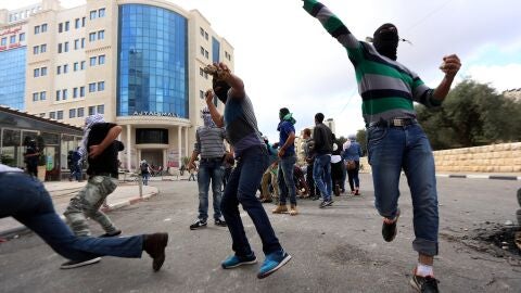 Manifestantes palestinos se enfrentan al ej&eacute;rcito israel&iacute;