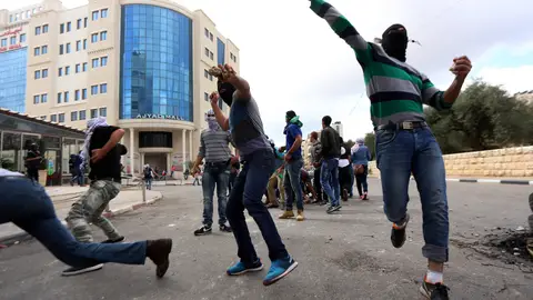 Manifestantes palestinos se enfrentan al ejército israelí Manifestantes palestinos se enfrentan al ejército israelí